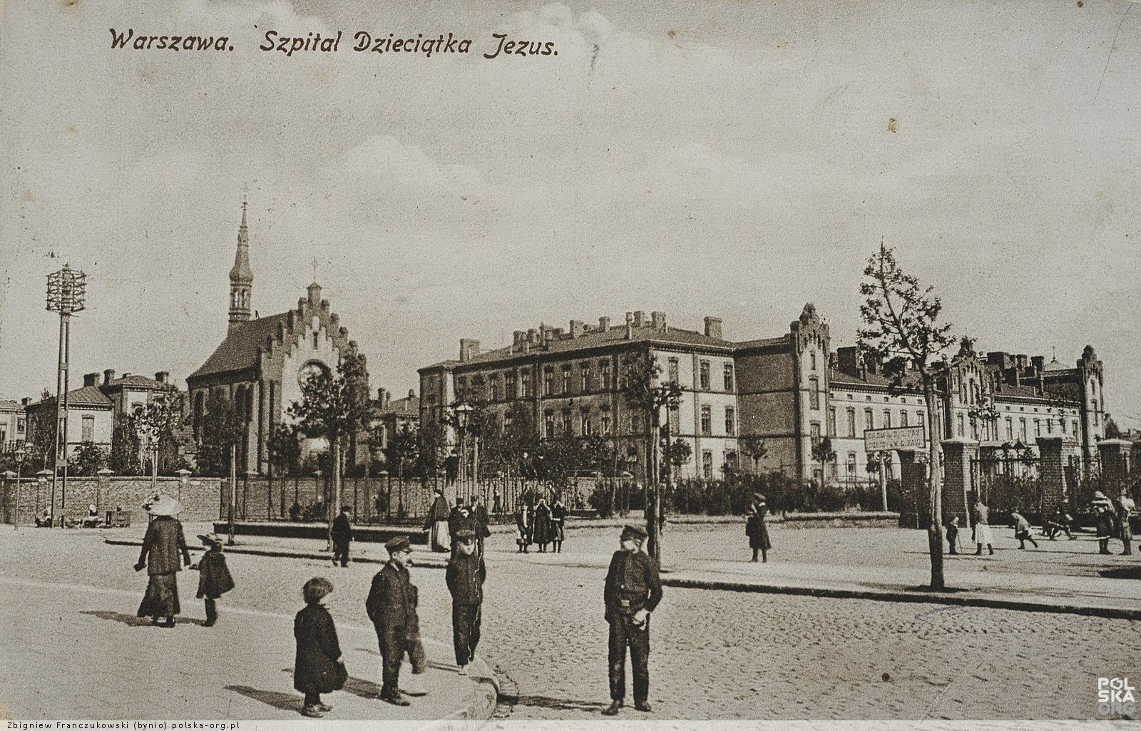 Kaplica rzymsko-katolicka kompleksu Szpitala Dzieciątka Jezus 1897–1902. Widok z okresu budowy oraz z 1916 r.